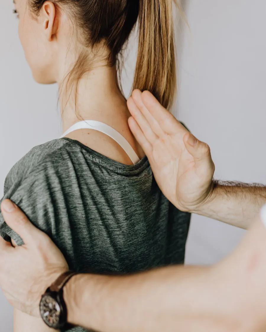 Le mani di un osteopata durante un trattamento della schiena